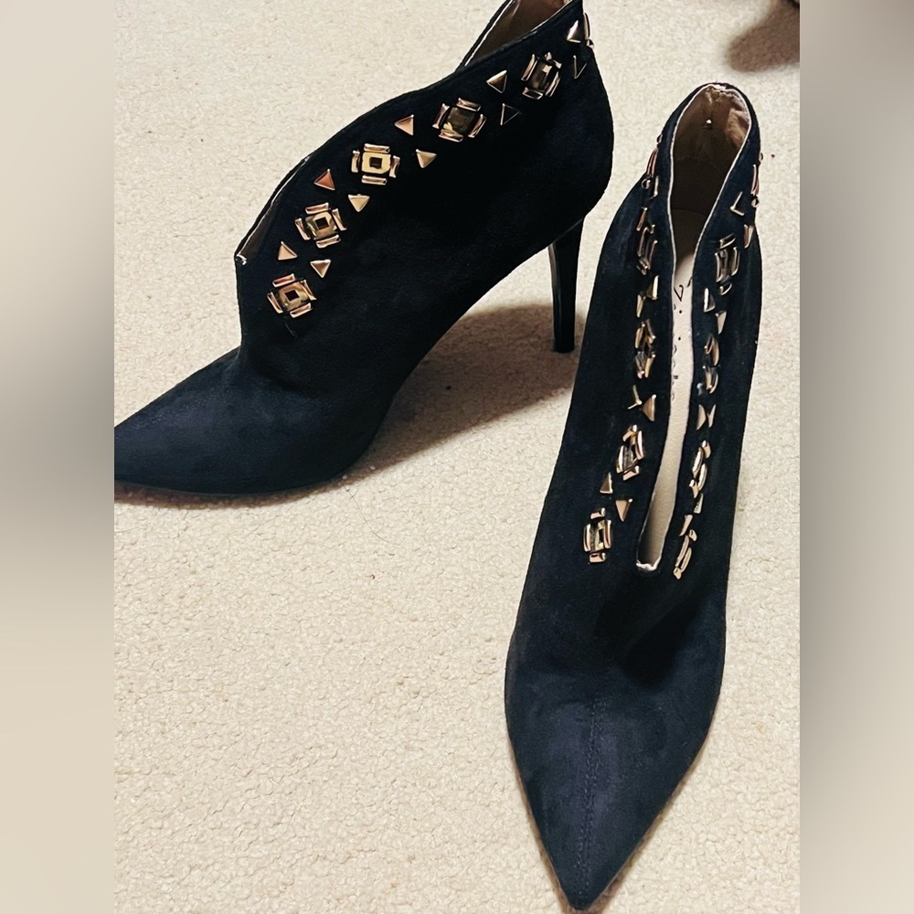 Beautiful black and gold size 10 stiletto booties with faux suede - Picture 1 of 4